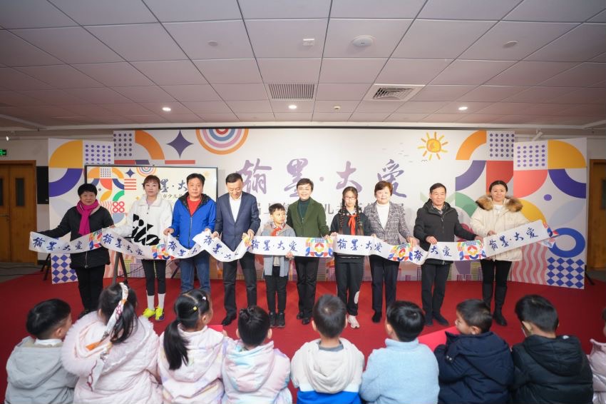 ＂翰墨·大爱＂首届上海市少儿书画作品展开幕