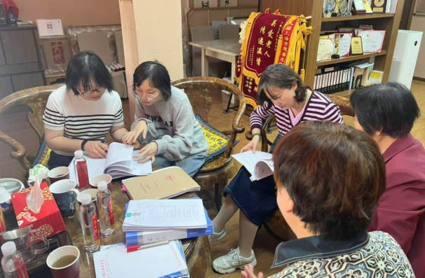 龙华街道党群服务中心来基金会党支部调研党建工作