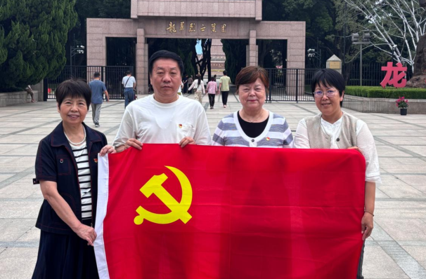 参观“龙华英烈与伟大建党精神”系列展览